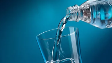 فوائد وأضرار شرب الماء أثناء الأكل 7 فوائد شرب الماء